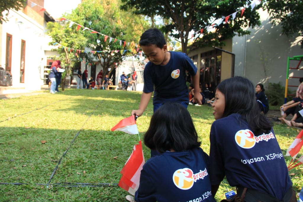 Participants from elementary schools took part in a flag-moving competition, which was held in the courtyard of the XSProject Foundation.