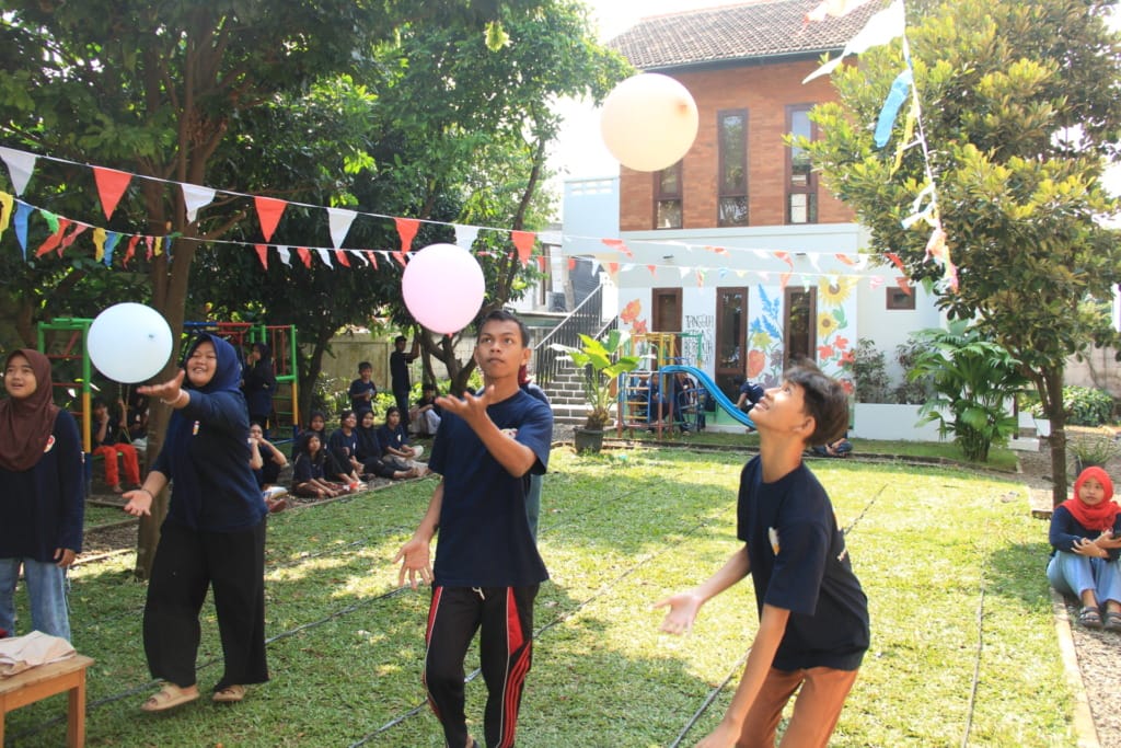 Three children from the XSProject Foundation (participants) from junior high school are competing to fly balloons while walking.