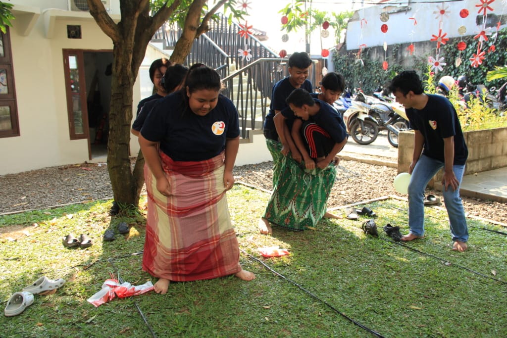 The participants took part in a “Balap Sarung”, their joyful laughter enveloping their happiness
