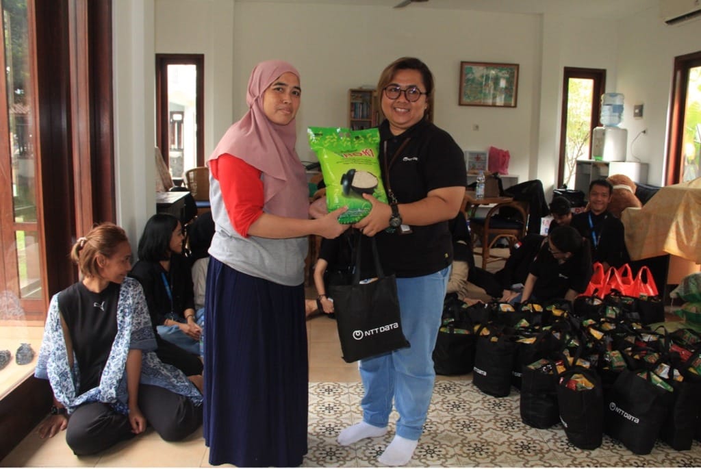 Ms. Irma from NTTdata symbolically presented a food package containing rice to the mothers of students under the care of the XSProject Foundation