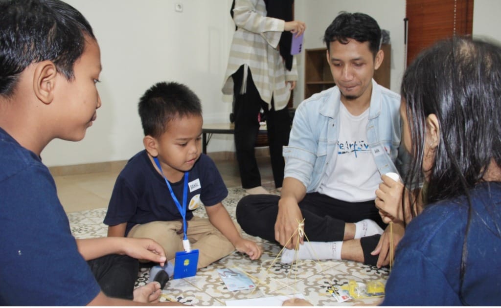 One of Kenvue Indonesia's employees became a mentor for XSProject's foster children during an educational session.