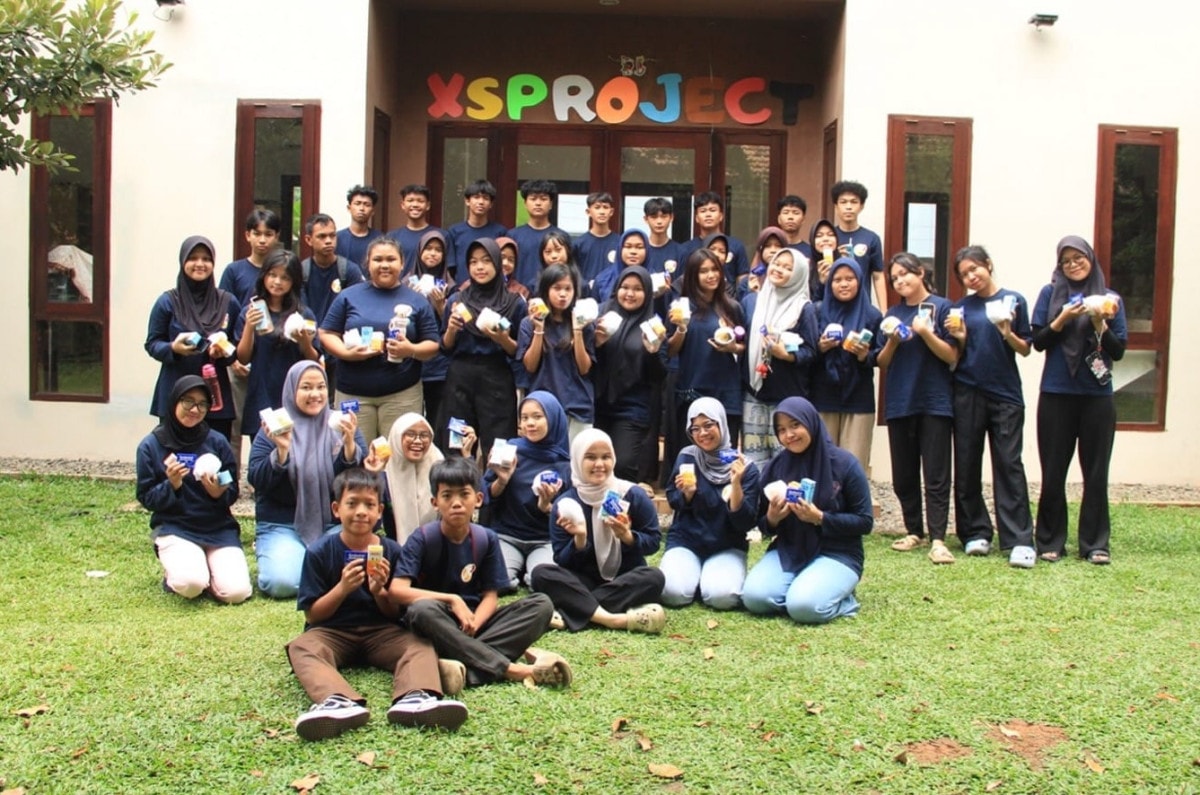 Distribution Vitamins and Deworming Medication to Junior High School Students and University Students under the XSProject Foundation