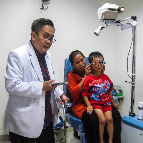 XSProject sponsored child having his eyes checked